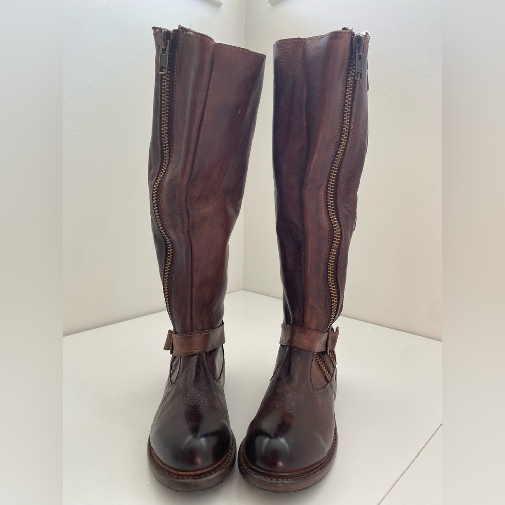 New in Box. Bed Stü Tango boots in Teak Rustic color. Size 7. Never worn.